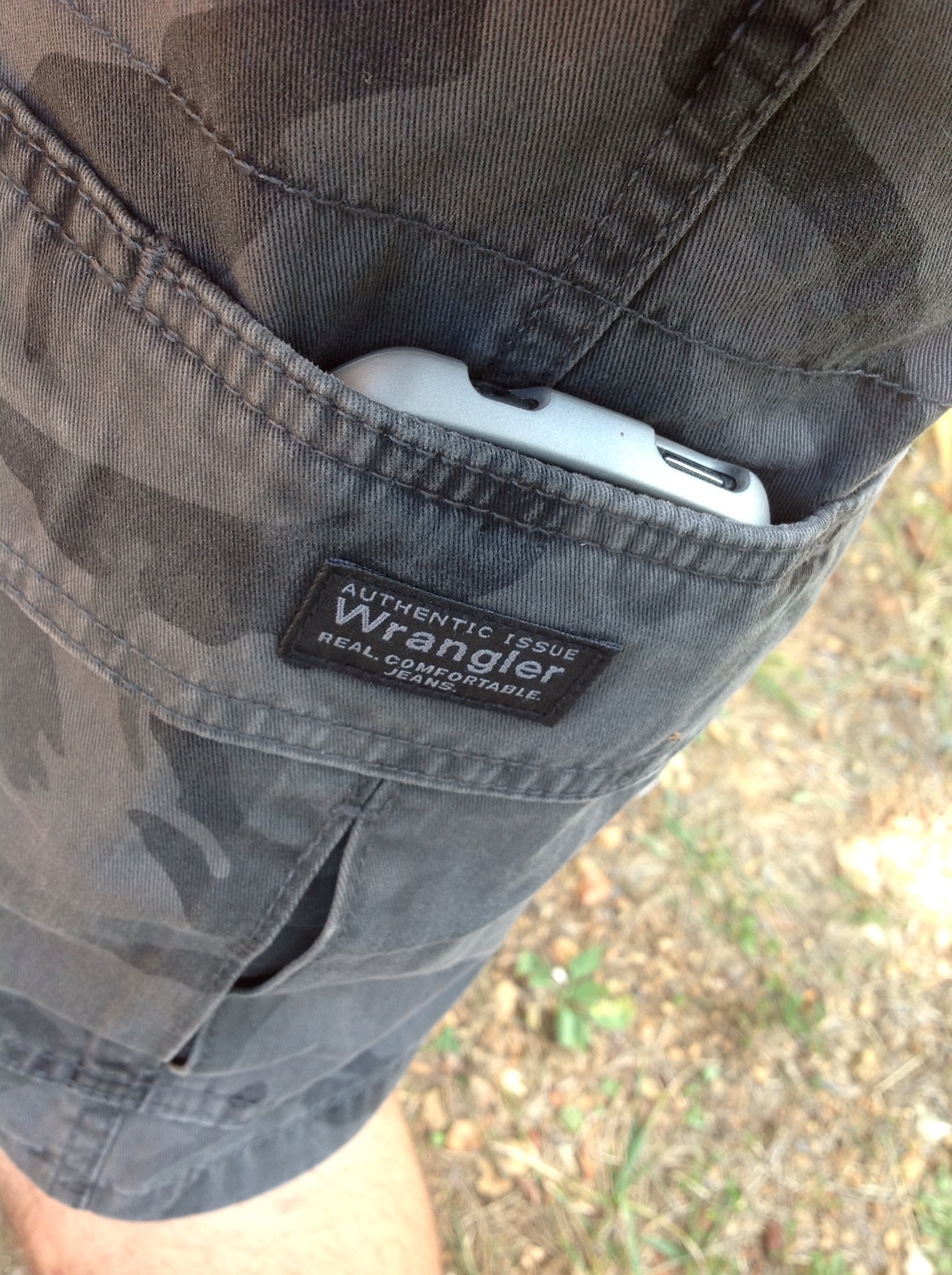 wrangler cargo pants with tech pocket